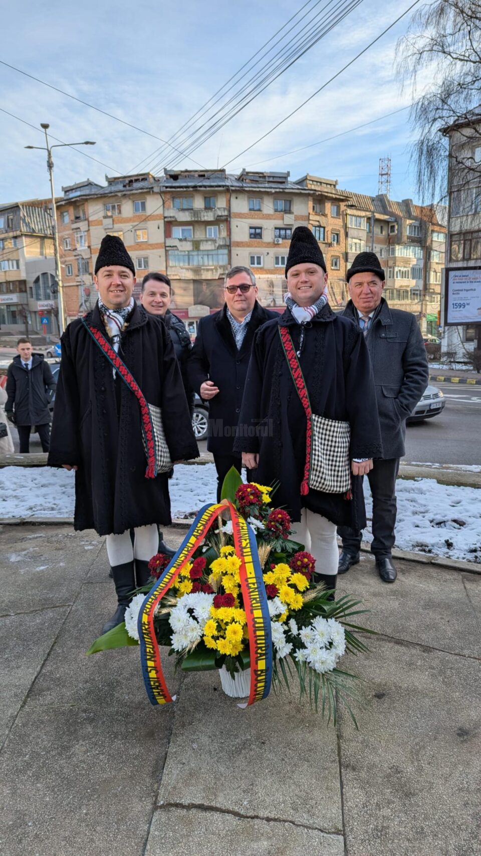 Coroane de flori și jerbe depuse de suceveni la bustul poetului Mihai Eminescu din municipiul Suceava, de Ziua Culturii Naționale