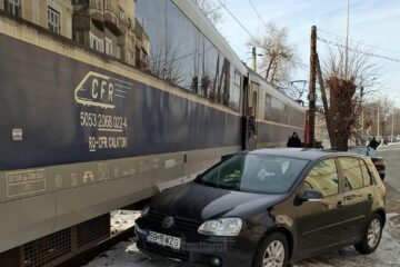 Trenul Iași-Timișoara, oprit la Vatra Dornei de o mașină parcată prea aproape de calea ferată