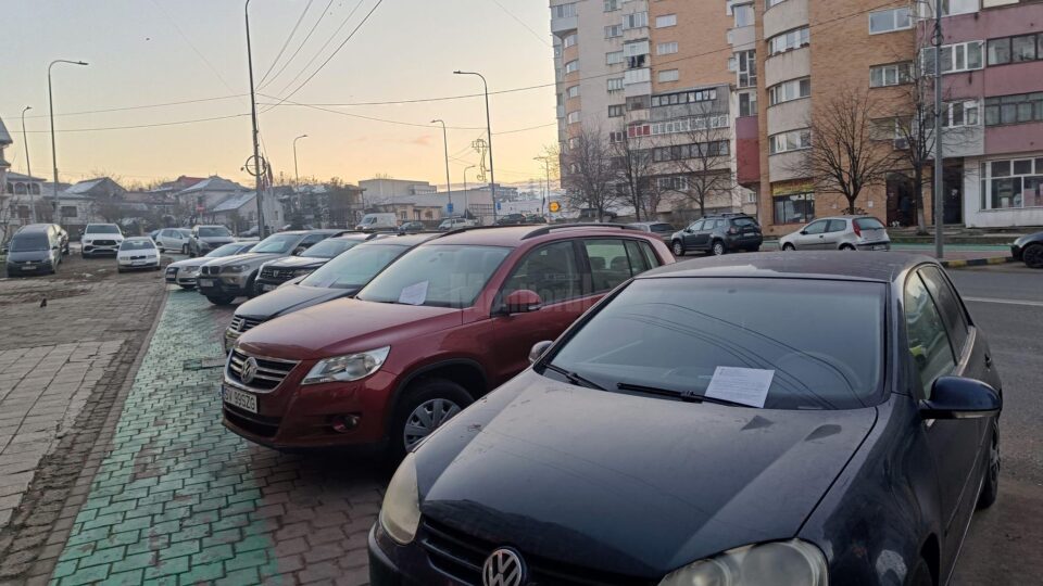 Mașinile parcate în zona Torino, din cartierul Burdujeni, au primit marți dimineață avertismente de la Poliția Locală Suceava