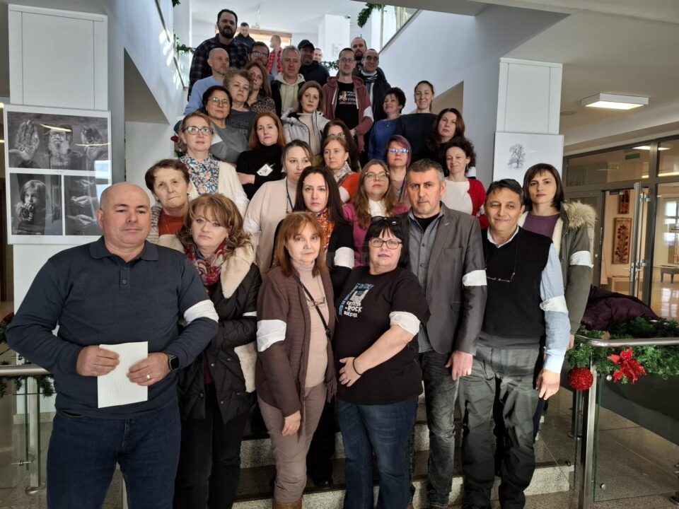 Angajații Muzeului Național al Bucovinei au intrat în grevă japoneză, de Ziua Culturii Naționale Angajații Muzeului Național al Bucovinei au intrat în grevă japoneză, de Ziua Culturii Naționale