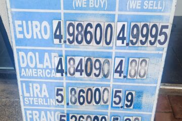 Pe piața valutară, un euro este pe cale să atingă pragul critic de 5 lei