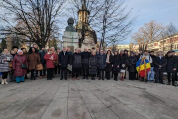 Coroane de flori și jerbe depuse de suceveni la bustul poetului Mihai Eminescu din municipiul Suceava, de Ziua Culturii Naționale