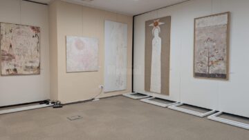 Expoziția „Mai mult decât tăcere”, semnată de Doina Mihăilescu, „revelatoare”, „de o importanță covârșitoare”