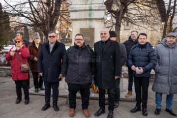Vicepreședintele CJ Suceava Nicolae Robu a depus o jerbă de flori la bustul lui Mihai Eminescu din Suceava