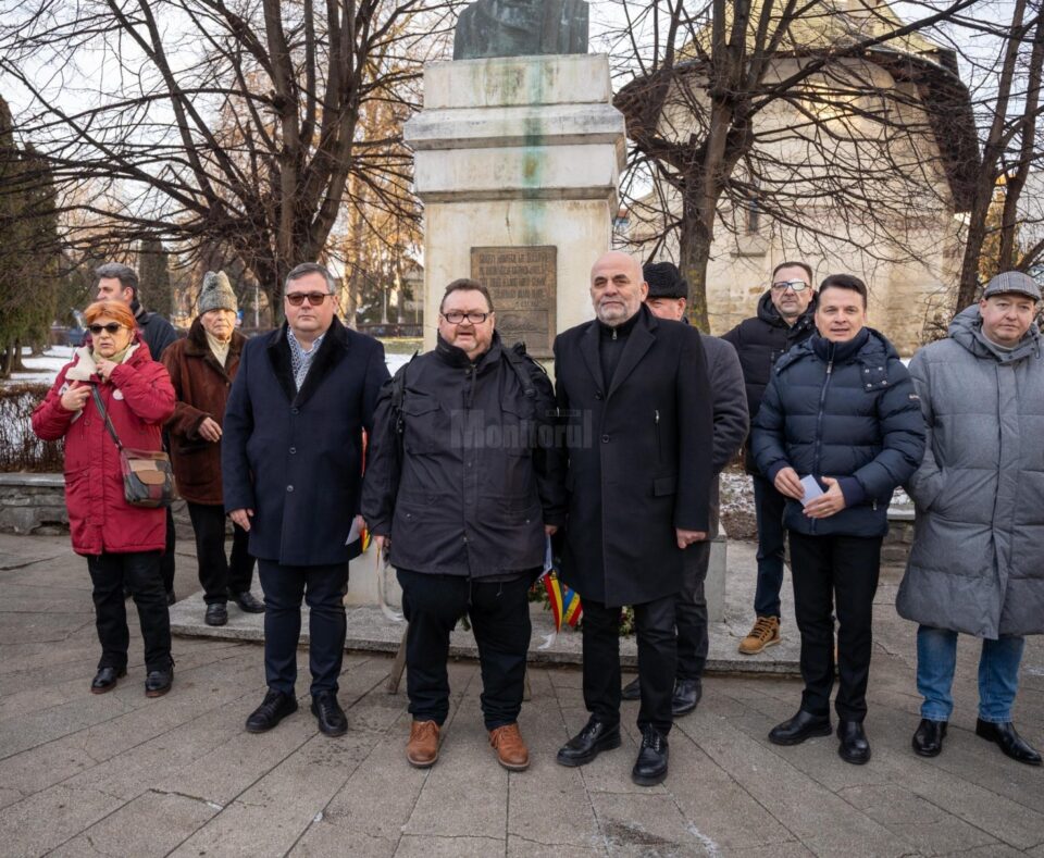 Vicepreședintele CJ Suceava Nicolae Robu a depus o jerbă de flori la bustul lui Mihai Eminescu din Suceava Vicepreședintele CJ Suceava Nicolae Robu a depus o jerbă de flori la bustul lui Mihai Eminescu din Suceava