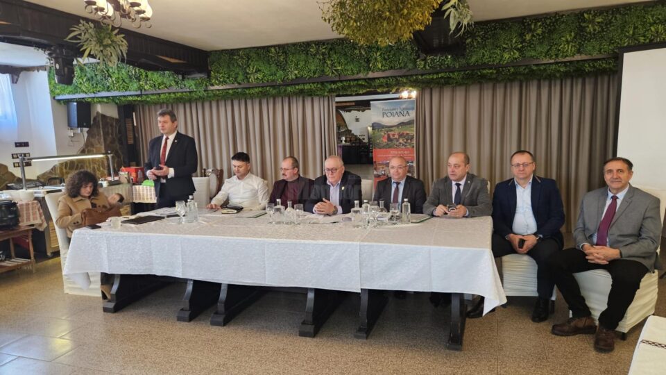 Primarul din Panaci, Vasile Cozan a fost ales pentru al șaselea mandat de președinte al Asociației Comunelor din România - filiala Suceava Primarul din Panaci, Vasile Cozan a fost ales pentru al șaselea mandat de președinte al Asociației Comunelor din România - filiala Suceava