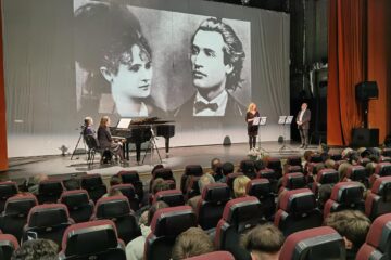 Fascinantă ”călătorie” prin muzică și poezie, pe scena teatrului sucevean, de Ziua Culturii Naționale