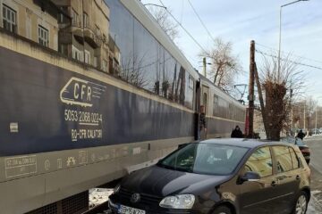 Trenul Iași-Timișoara, oprit la Vatra Dornei de o mașină parcată prea aproape de calea ferată