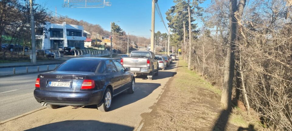 Mașini parcate pe trotuarul de pe Calea Unirii