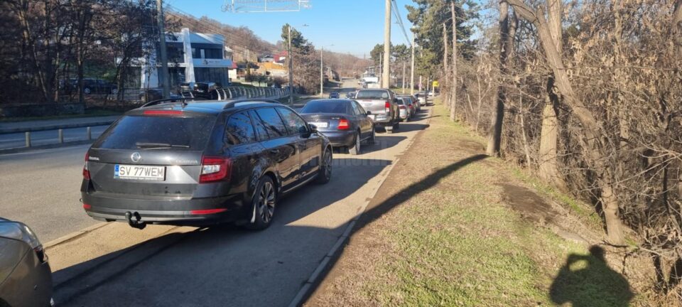 Mașini parcate pe trotuarul de pe Calea Unirii