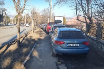 Mașini parcate pe trotuarul de pe Calea Unirii