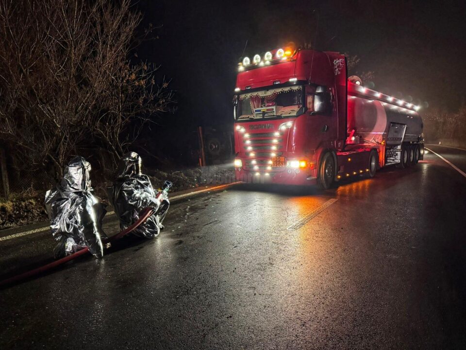 Alertă maximă la Fălticeni după ce o cisternă cu 31 de tone de benzină s-a răsturnat Alertă maximă la Fălticeni după ce o cisternă cu 31 de tone de benzină s-a răsturnat