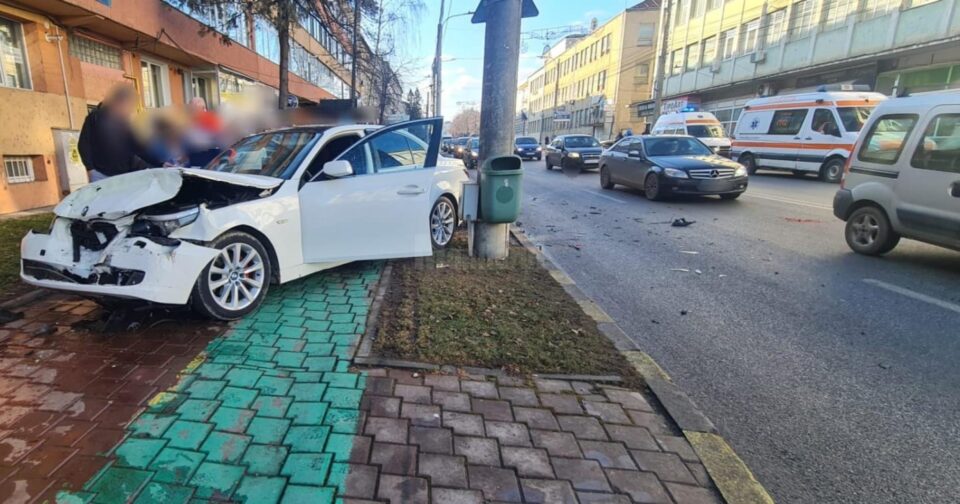 Două mașini s-au ciocnit violent în zona Bancă Suceava. Una a ajuns pe contrasens, atingând ușor și un autobuz, iar una pe trotuar
