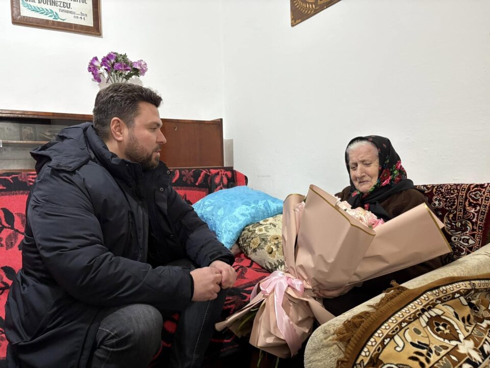 Primarul Bogdan Loghin a felicitat-o personal pe Maria Vlonga la împlinirea vârstei de 102 ani Primarul Bogdan Loghin a felicitat-o personal pe Maria Vlonga la împlinirea vârstei de 102 ani