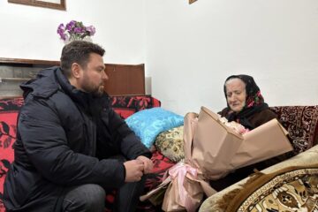 Primarul Bogdan Loghin a felicitat-o personal pe Maria Vlonga la împlinirea vârstei de 102 ani