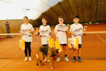 Finaliștii categoriilor de vârstă 12 ani alături de mascota competiției, Bela
