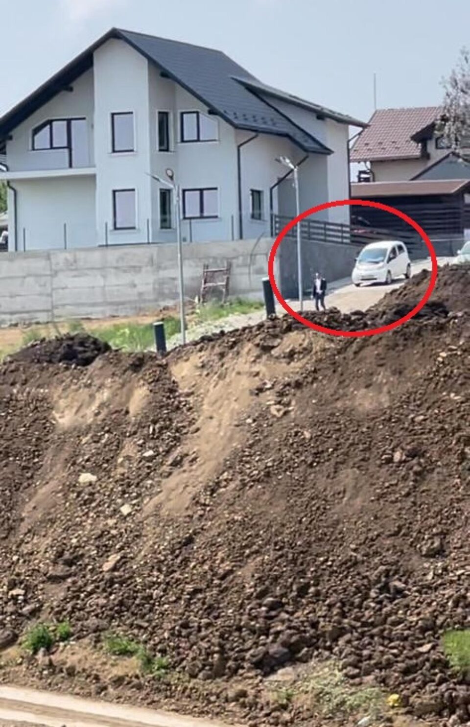 Dan Ioan Cușnir spune că pământul depozitat pe mușuroiul lui Lucian Harșovschi a afectat canalizarea din cartierul Primăverii din comuna Moara