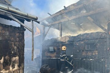 Casă și două anexe, distruse de un incendiu care a pus în pericol și alte construcții
