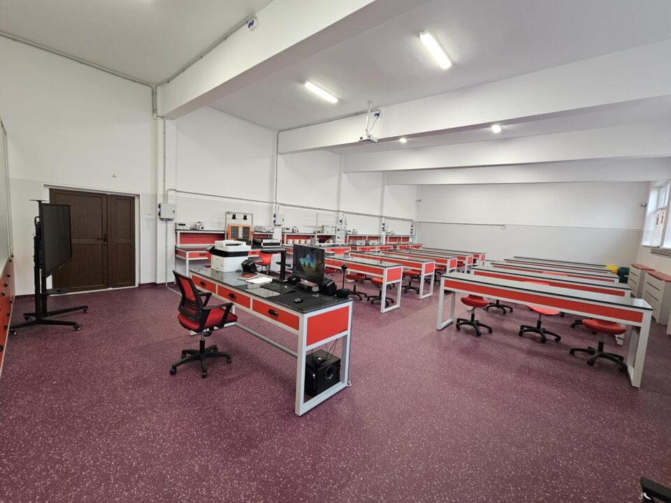 Jumătate de milion de euro pentru practica și pregătirea a 250 de elevi, într-un proiect al Colegiului „Al.I. Cuza”