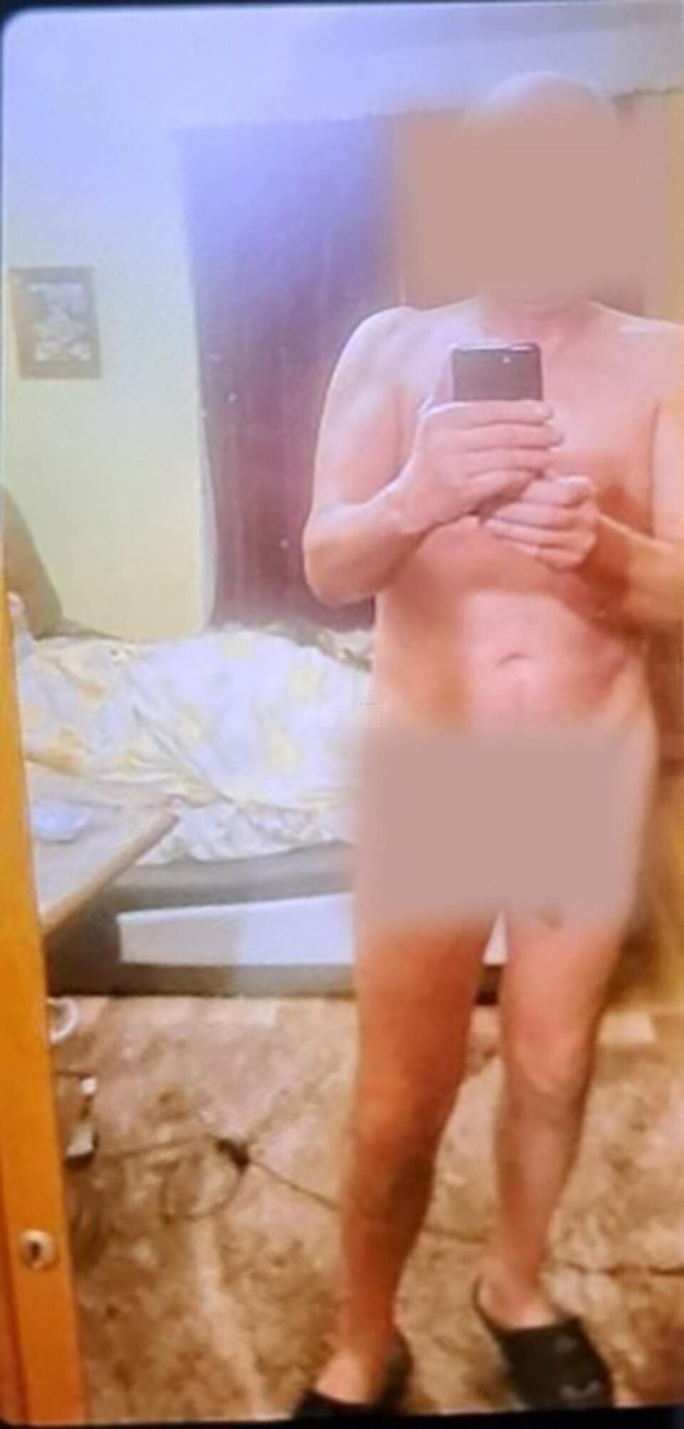 Poze nud cu directorul școlii din Brodina, „virale” pe grupuri de elevi și părinți. Acestea ar fi fost trimise unei eleve minore