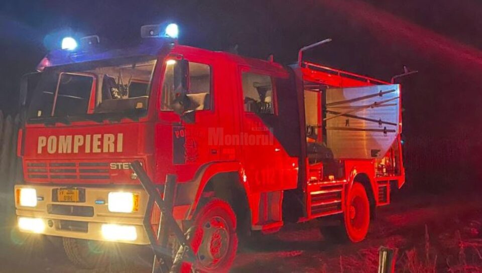 O casă, o anexă și un depozit de furaje, distruse într-un devastator incendiu
