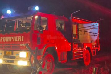O casă, o anexă și un depozit de furaje, distruse într-un devastator incendiu