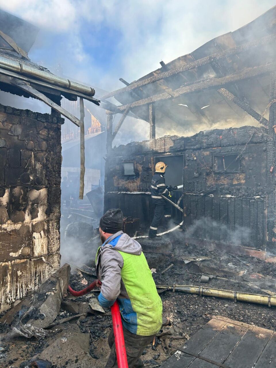 O anexă în care se aflau 7 porci, dar și o bucătărie de vară și acoperișul unei case, distruse într-un incendiu