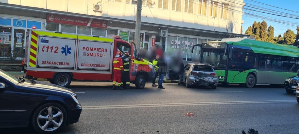 Două mașini s-au ciocnit violent în zona Bancă Suceava