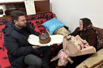 Primarul Bogdan Loghin a felicitat-o personal pe Maria Vlonga, la împlinirea vârstei de 102 ani