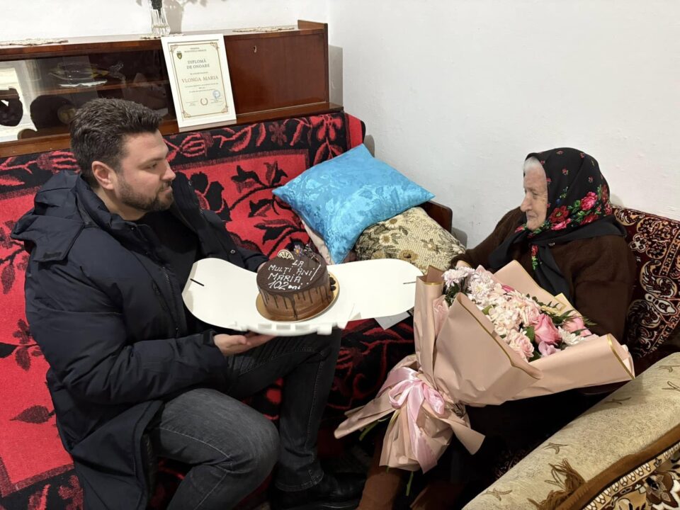 Primarul Bogdan Loghin a felicitat-o personal pe Maria Vlonga, la împlinirea vârstei de 102 ani Primarul Bogdan Loghin a felicitat-o personal pe Maria Vlonga, la împlinirea vârstei de 102 ani