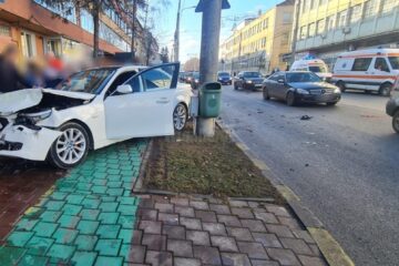 Două mașini s-au ciocnit violent în zona Bancă Suceava
