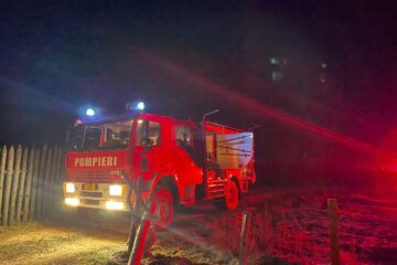 O casă, o anexă și un depozit de furaje, distruse într-un devastator incendiu