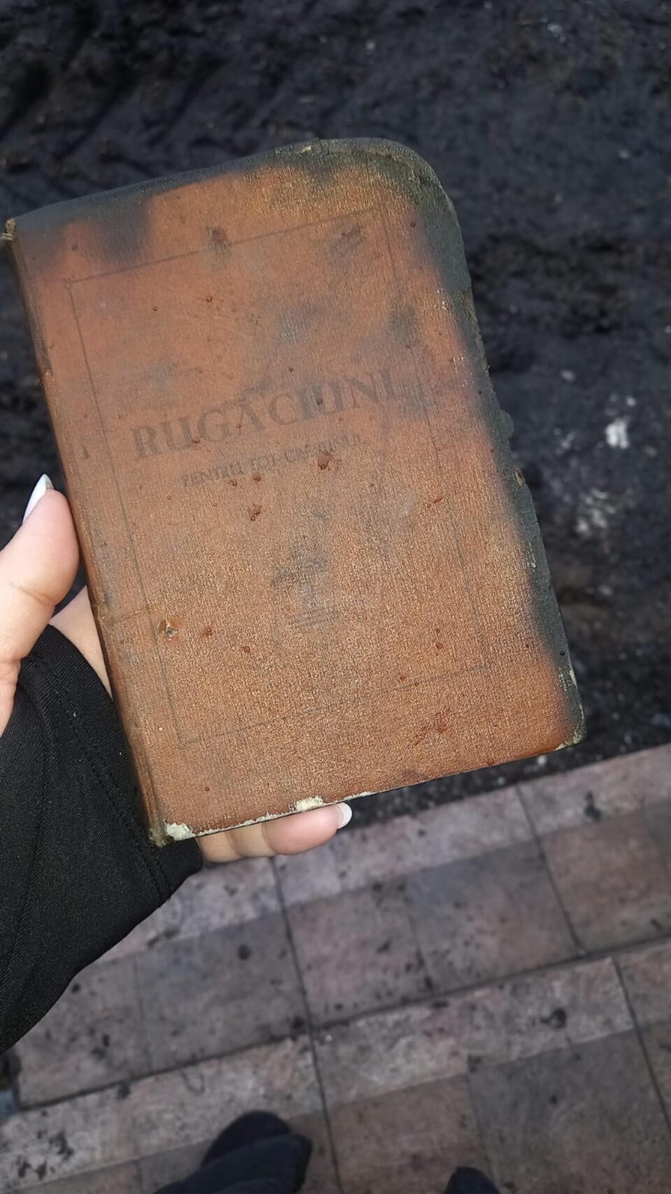 Cartea de rugăciuni a scăpat aproape intactă din incendiu