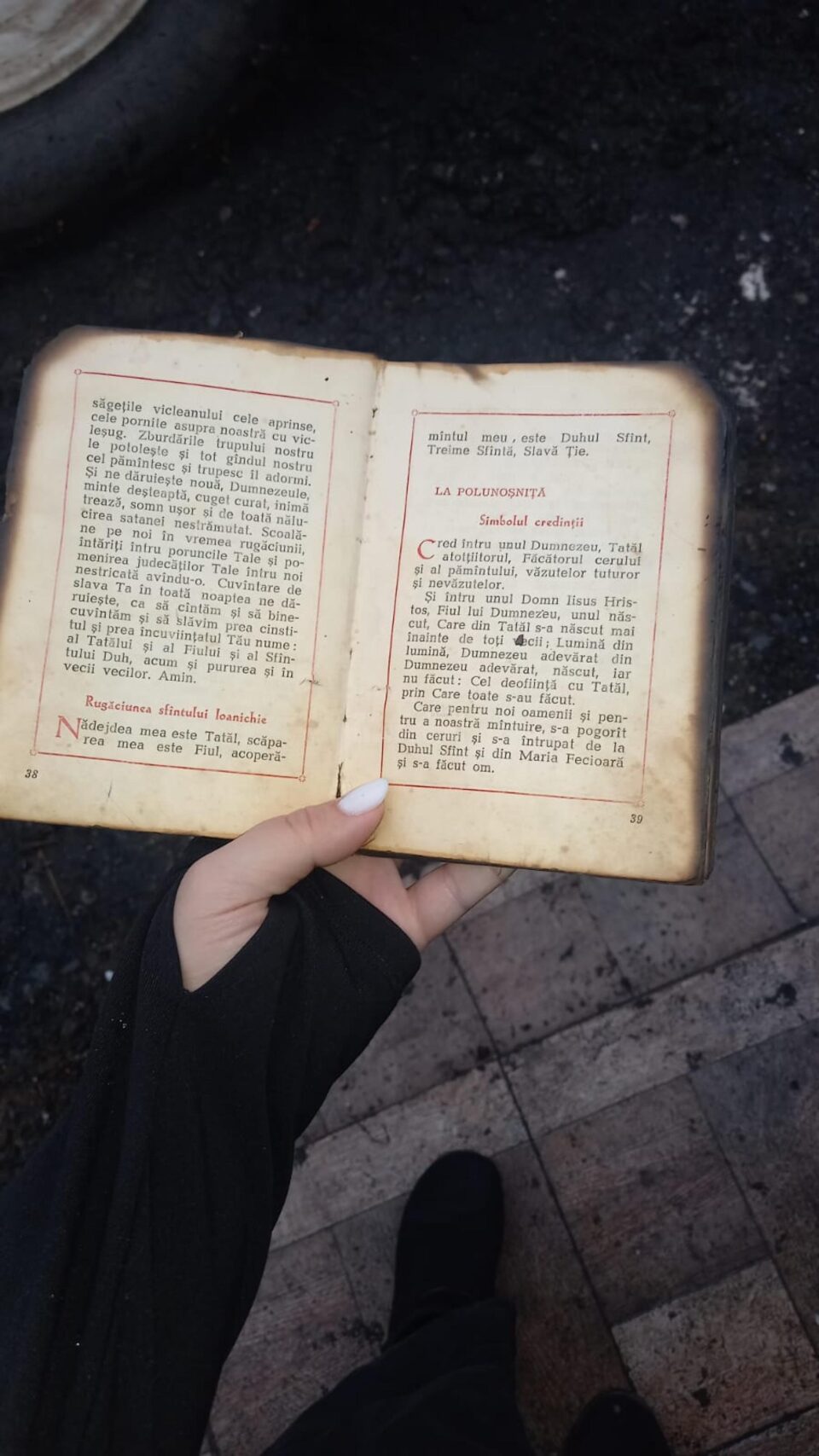 Cartea de rugăciuni este aproape intactă, cel puțin pe interior