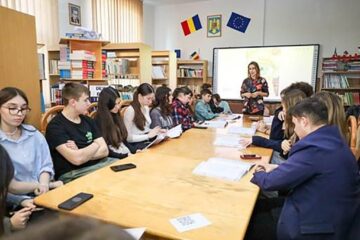 Through Their Eyes: Perspectiva elevilor din Liteni, transpusă în poezii bilingve