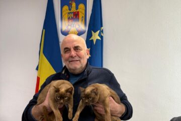 Primarul Vasile Rîmbu, cu Felix și Otilia