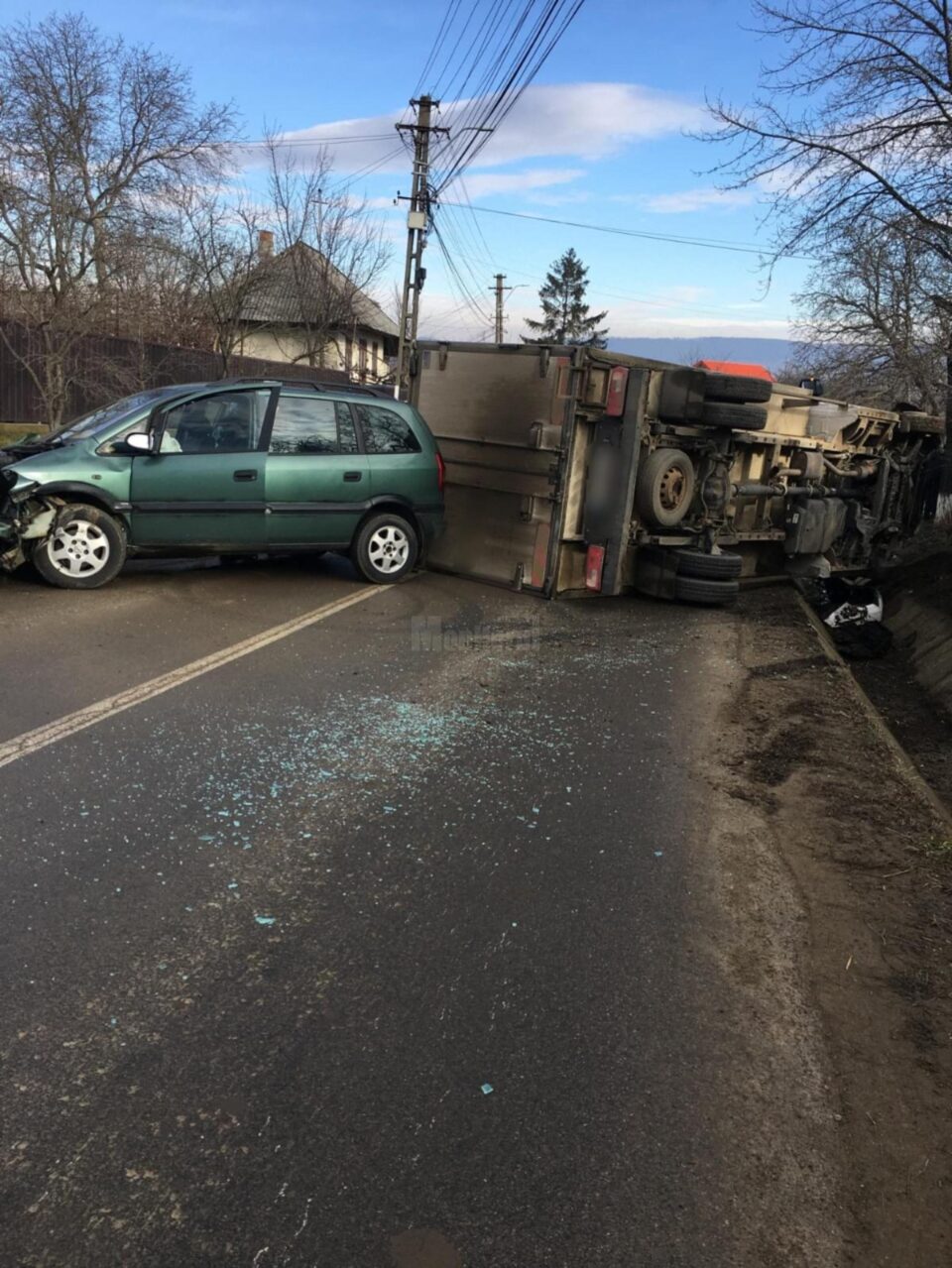 Trei persoane au suferit leziuni într-un accident rutier