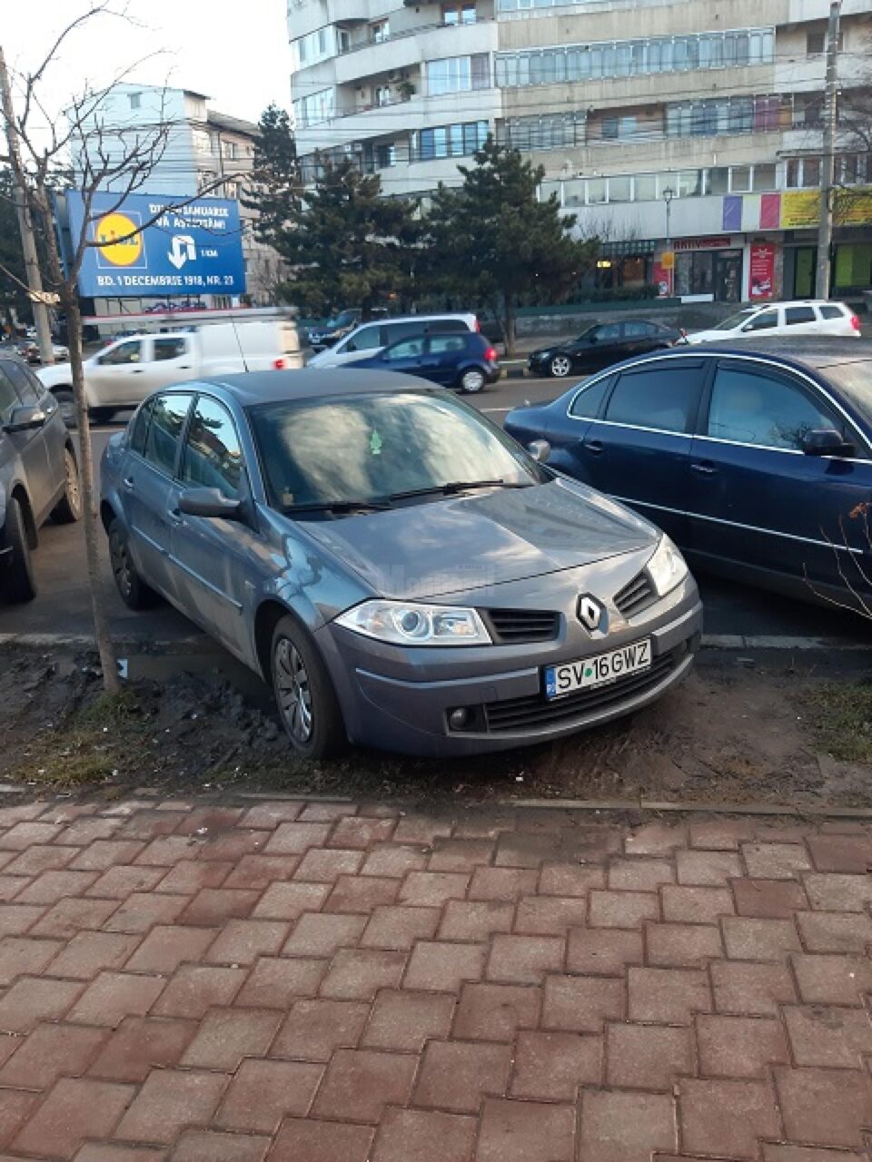 Mașinile parcate pe spațiile verzi, una dintre sursele de noroi pe străzile Sucevei