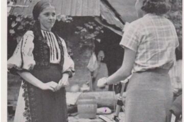 Dorothy Hosmer, cu bicicleta cu care a strabatut România. Foto Crazyguyonabike