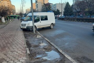 Mașinile parcate pe spațiile verzi, una dintre sursele de noroi pe străzile Sucevei