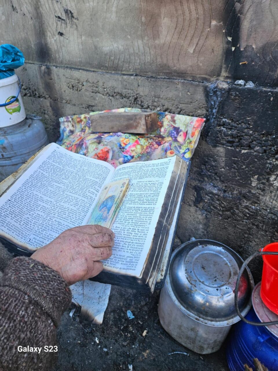 Biblia care a salvat 13.000 de lei