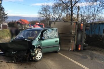 Un șofer care circula cu viteză prea mare a ajuns pe contrasens. Trei persoane au fost rănite