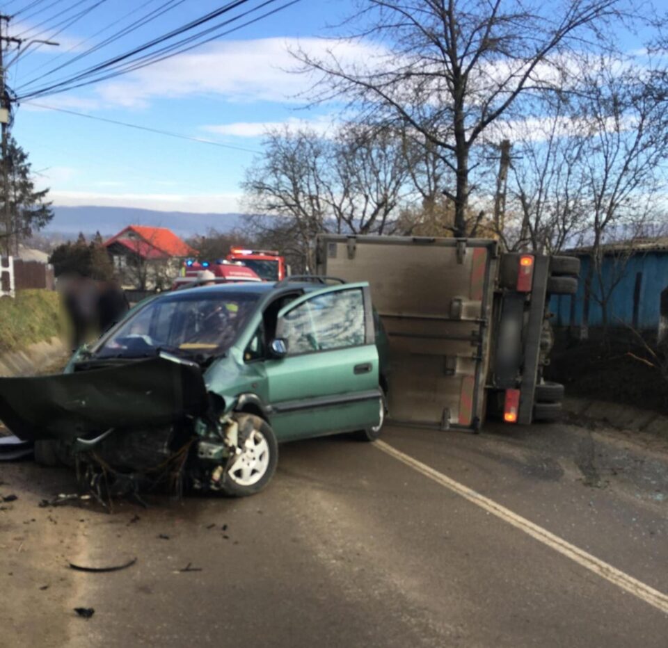 Un șofer care circula cu viteză prea mare a ajuns pe contrasens. Trei persoane au fost rănite Un șofer care circula cu viteză prea mare a ajuns pe contrasens. Trei persoane au fost rănite