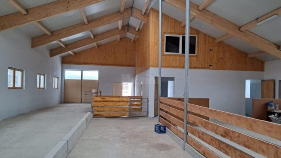 Liceul Tehnologic Dorna Candrenilor - hală animale interior