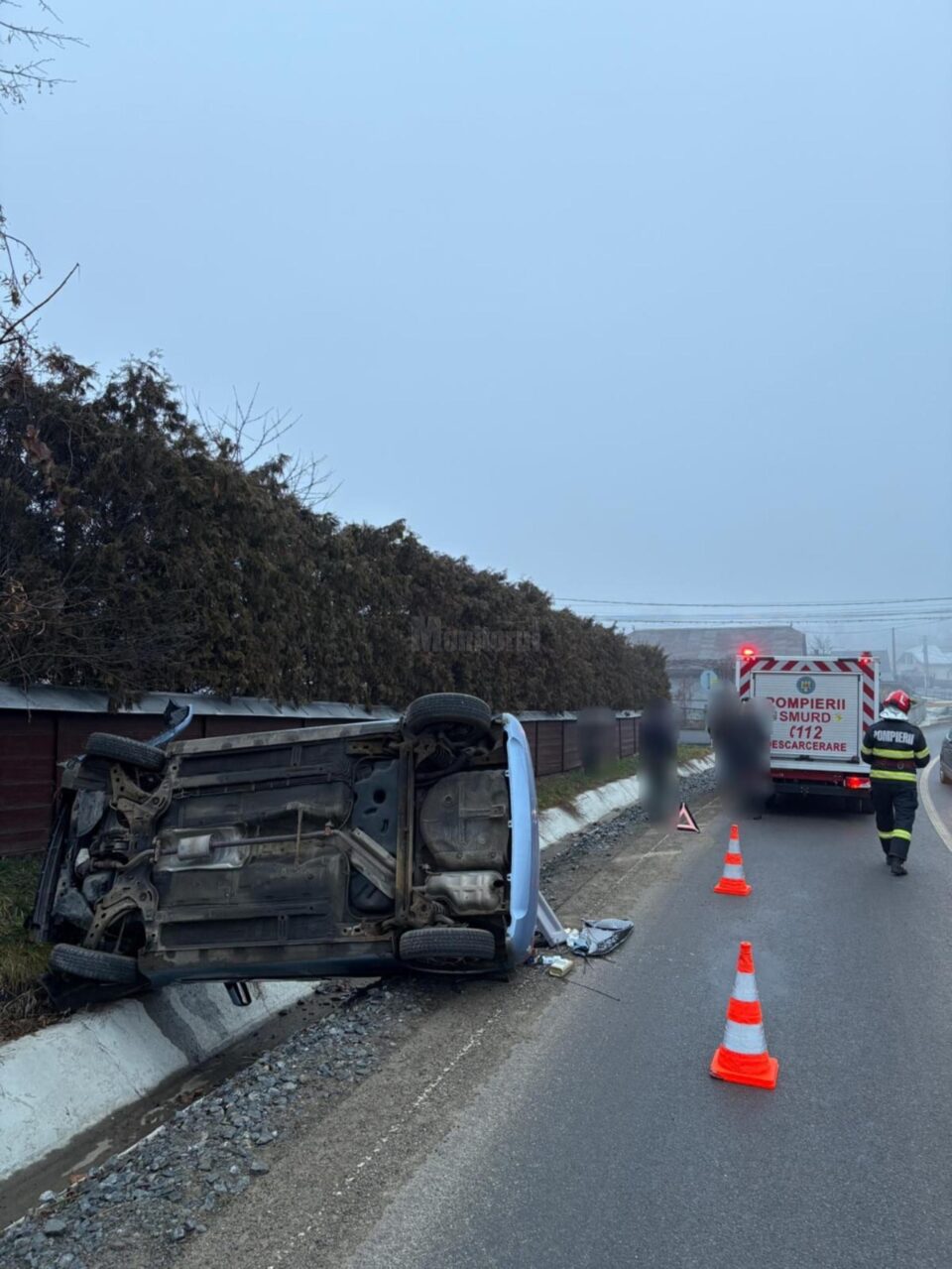 Mașină răsturnată la Bosanci. Șoferiță, o tânără de 20 de ani, dusă la spital
