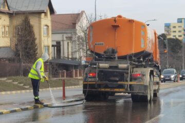 Străzi și trotuare spălate în municipiul Suceava, la final de ianuarie