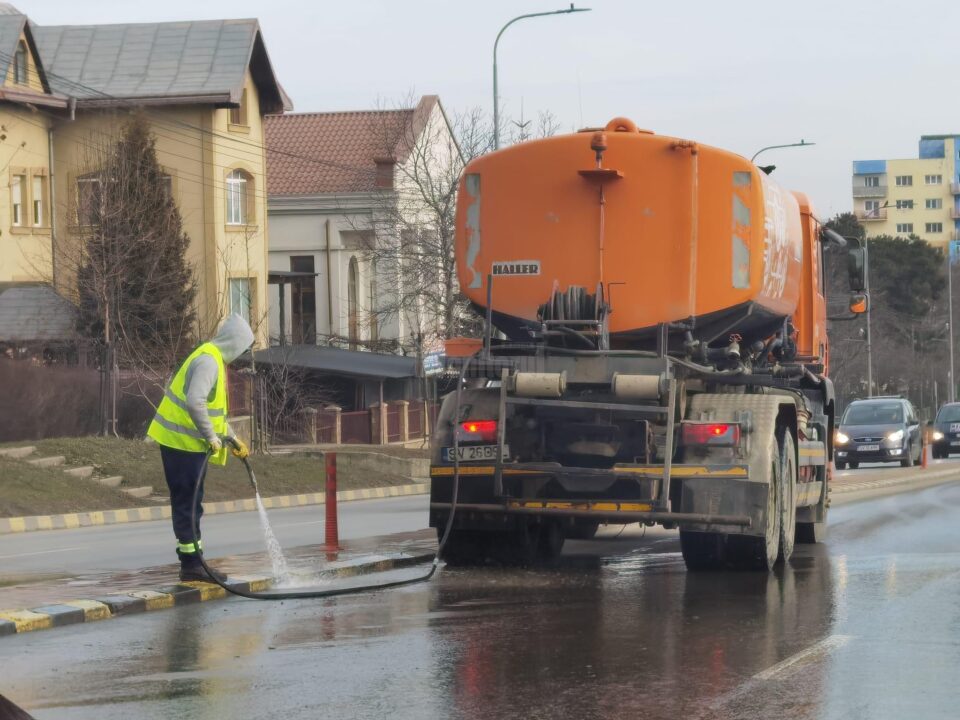 Străzi și trotuare spălate în municipiul Suceava, la final de ianuarie