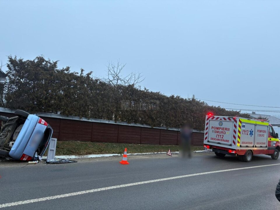 Mașină răsturnată la Bosanci. Șoferiță, o tânără de 20 de ani, dusă la spital