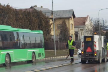 Străzi și trotuare spălate în municipiul Suceava, la final de ianuarie