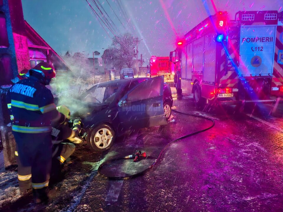 O mașină a intrat într-un stâlp și a luat foc